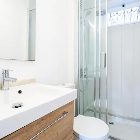 Perfect 1 Bdr Flat With Air Conditioner! Lägenhet